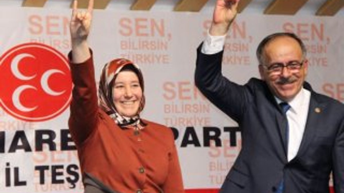Yeni MHP'li Özgür Ergun bozkurt işareti yapmakta zorlandı
