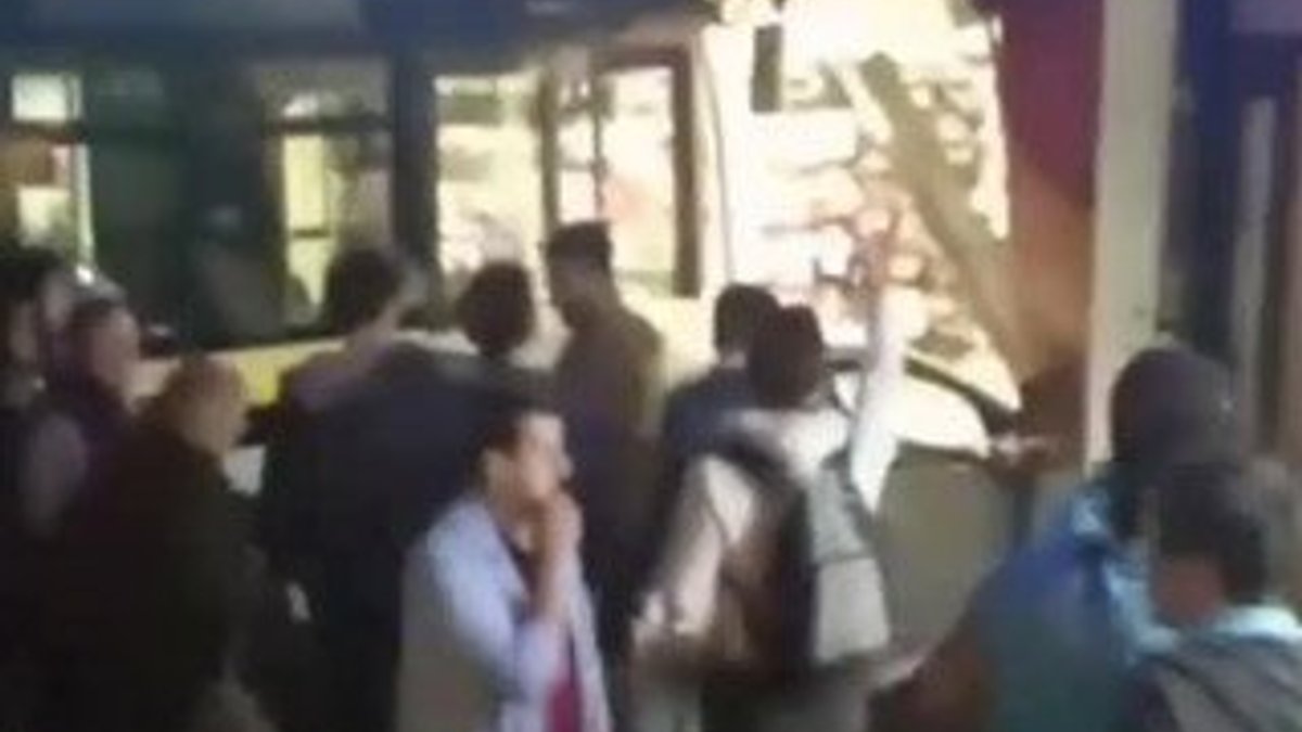 İstanbul'da yolcu otobüsü mağazaya girdi İZLE