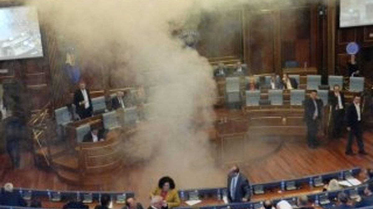 Kosova Meclisi'nde göz yaşartıcı gaz atıldı