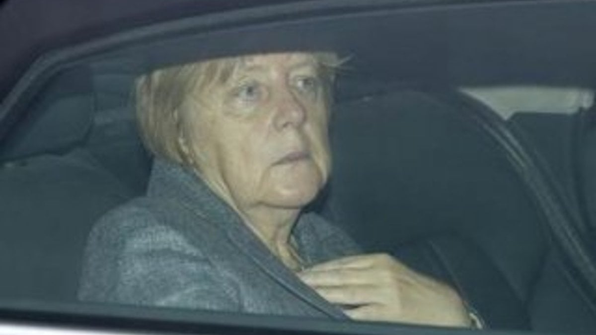 Angela Merkel insan kaçakçılığıyla suçlanıyor