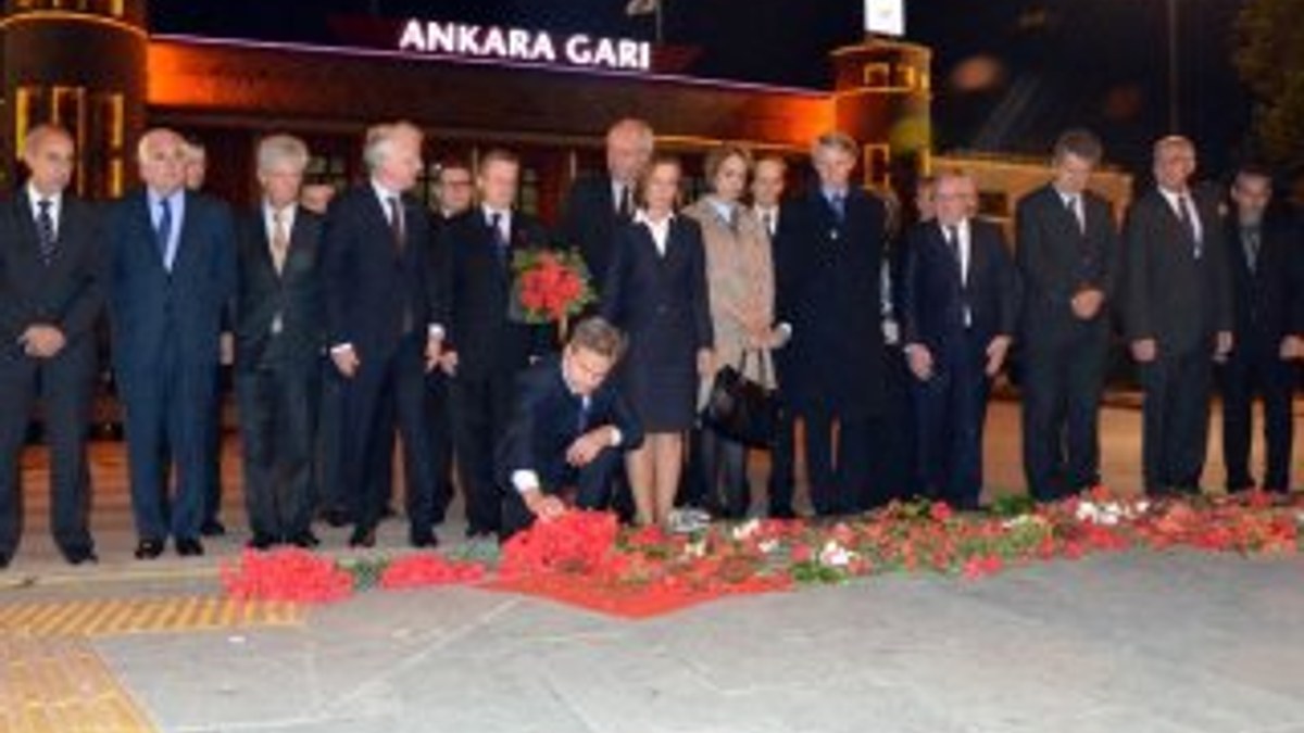 AB üyesi 27 ülkenin büyükelçi Ankara'ya karanfil bıraktı