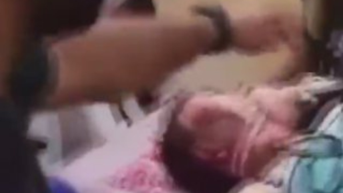 Filistinli yaralının yüzüne domuz eti attılar