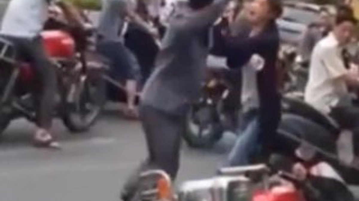 Çin'de kadın sürücü tekme tokat dövüldü İZLE