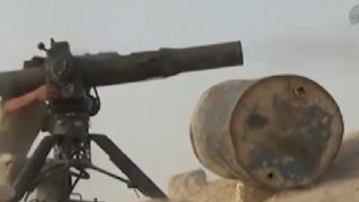 Muhalifler rejim karargahını tanksavar mermisi ile vurdu
