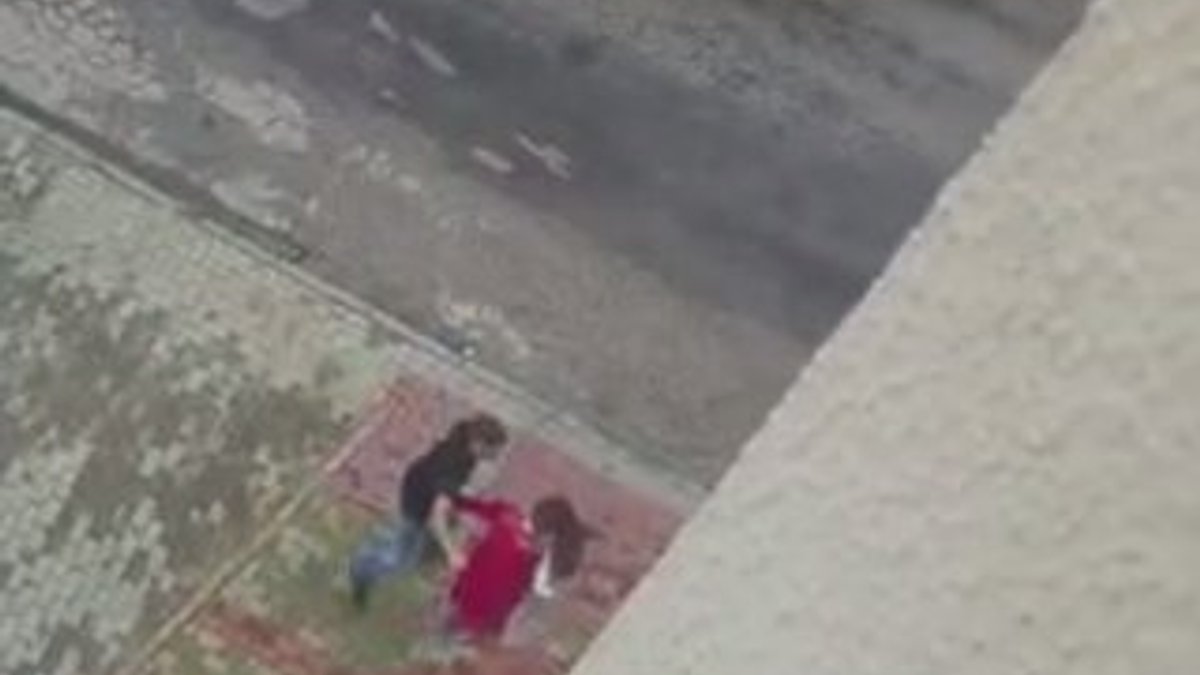 Kucağında bebek olan kadına sokak ortasında dayak İZLE