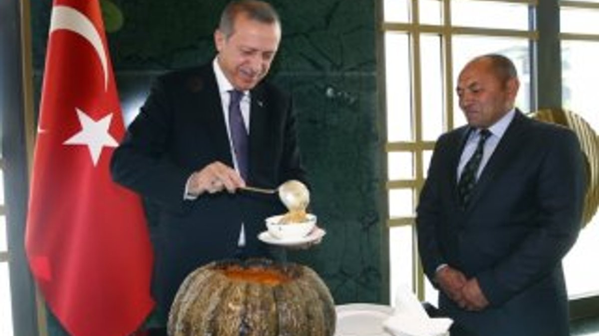 Cumhurbaşkanı Erdoğan muhtarlara aşure ikram etti