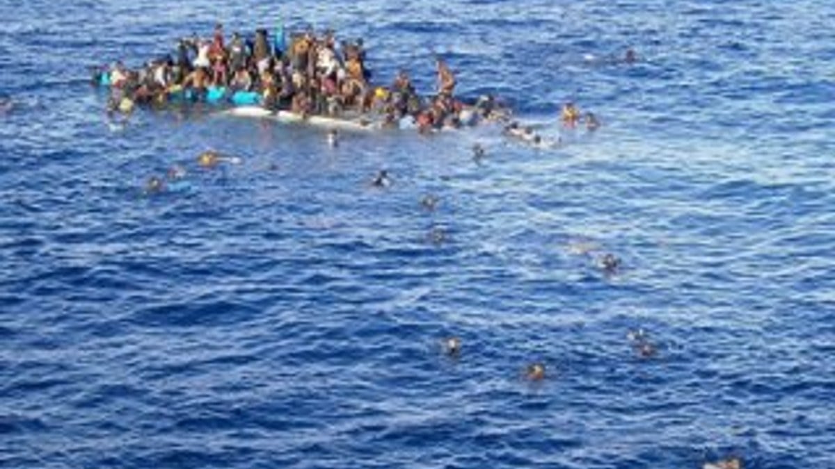 Ege Denizi'nde 250 göçmeni taşıyan tekne battı