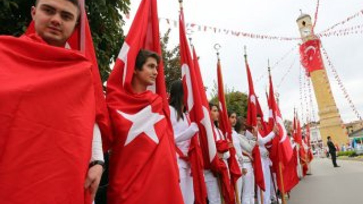 Çorum'da üşüyen öğrenciler Türk bayrağına sarıldı