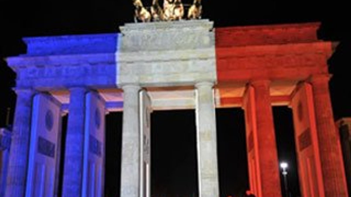 Brandenburg Kapısı Fransız bayrağıyla ışıklandırıldı