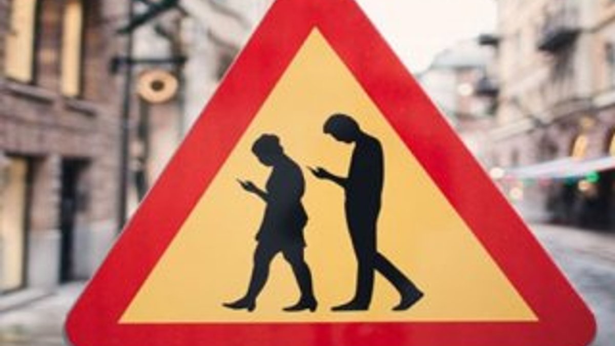 İsveç'te telefon bağımlısı trafik levhası
