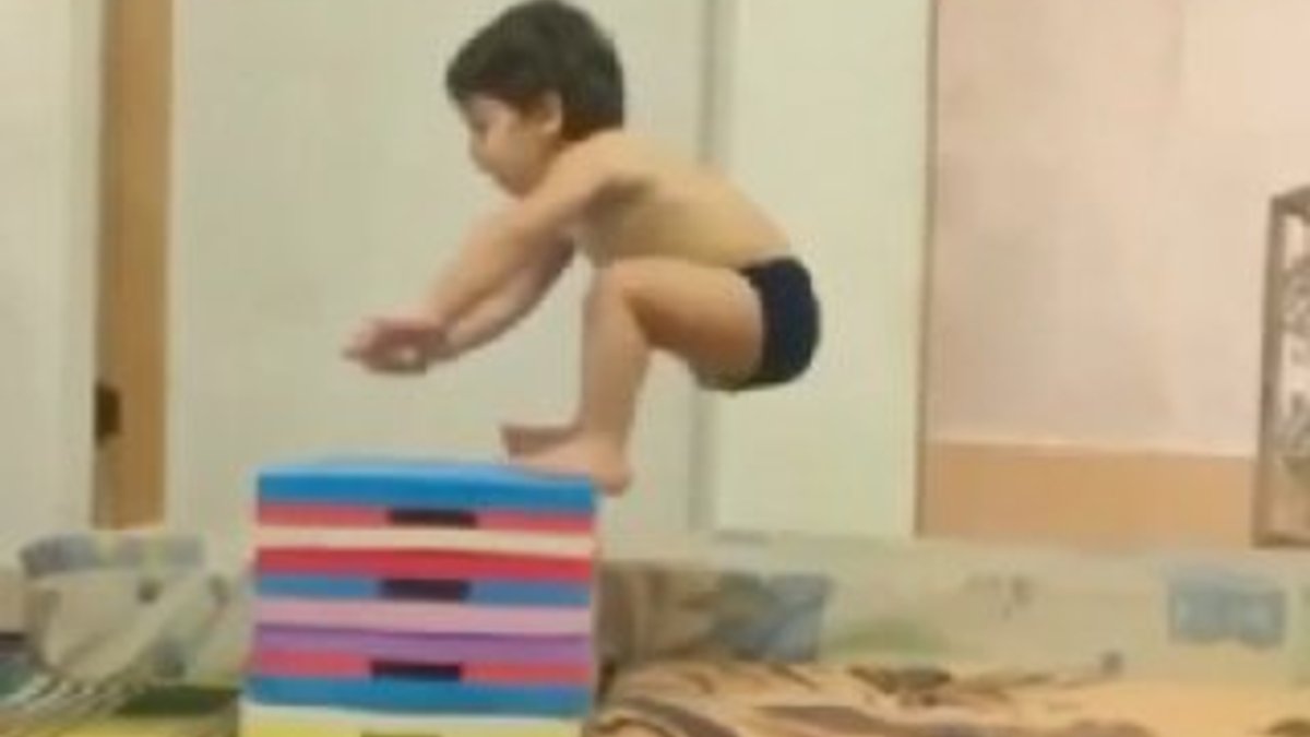 2 yaşındaki çocuktan akrobatik hareketler