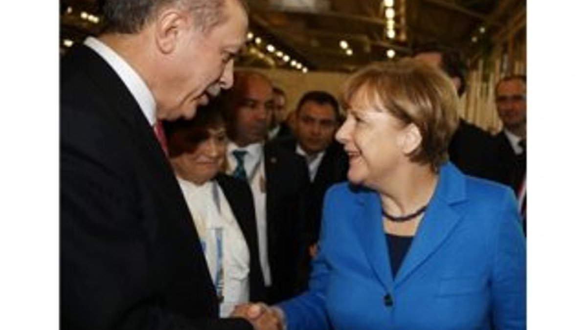 Erdoğan ile Merkel arasında mini sohbet