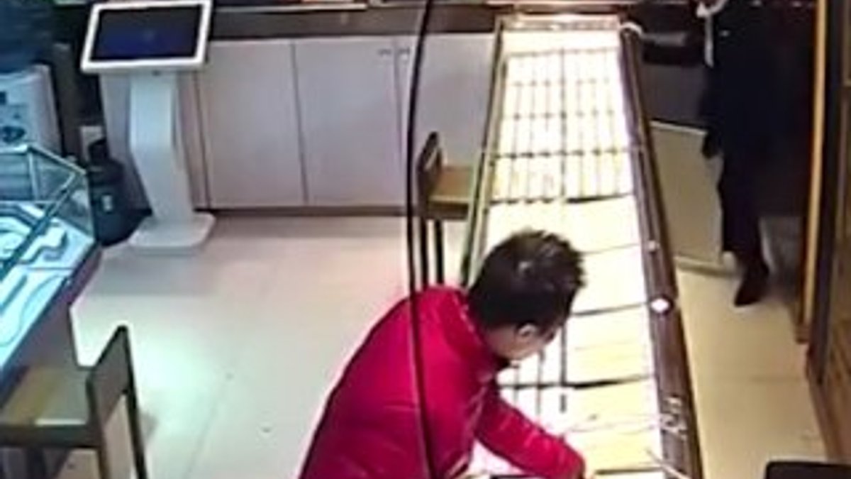 Çin'de baltalı soyguncu kamerada