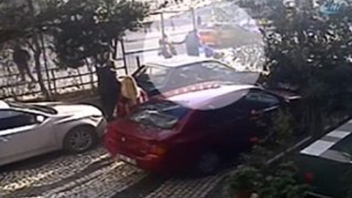 Bebek arabasını devirip karısını tekme tokat dövdü