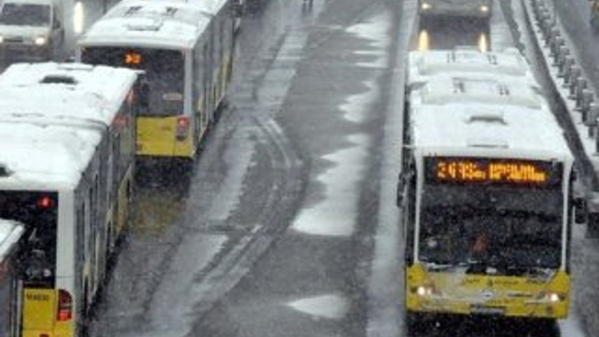 Merter'de iki metrobüs çarpıştı