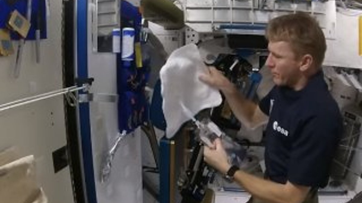 Astronotlar nasıl duş alıyor İZLE