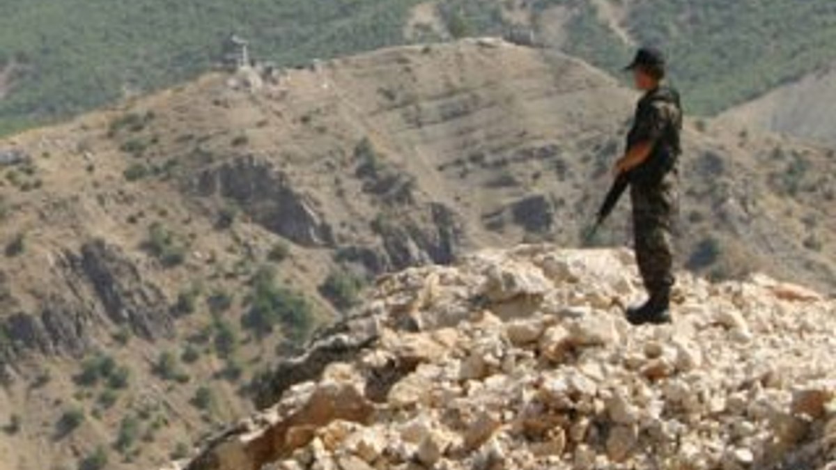 PKK'lılar bir korucuyu ailesinin yanında şehit etti