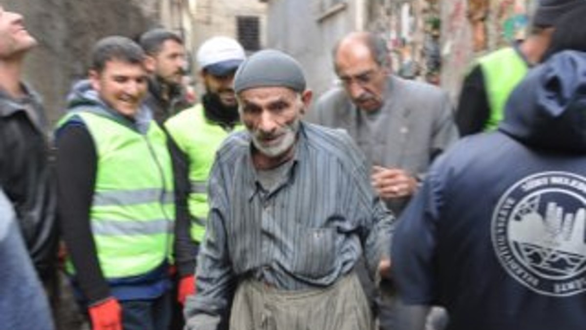 Evinden 5 kamyon çöple 6 bin lira para çıktı