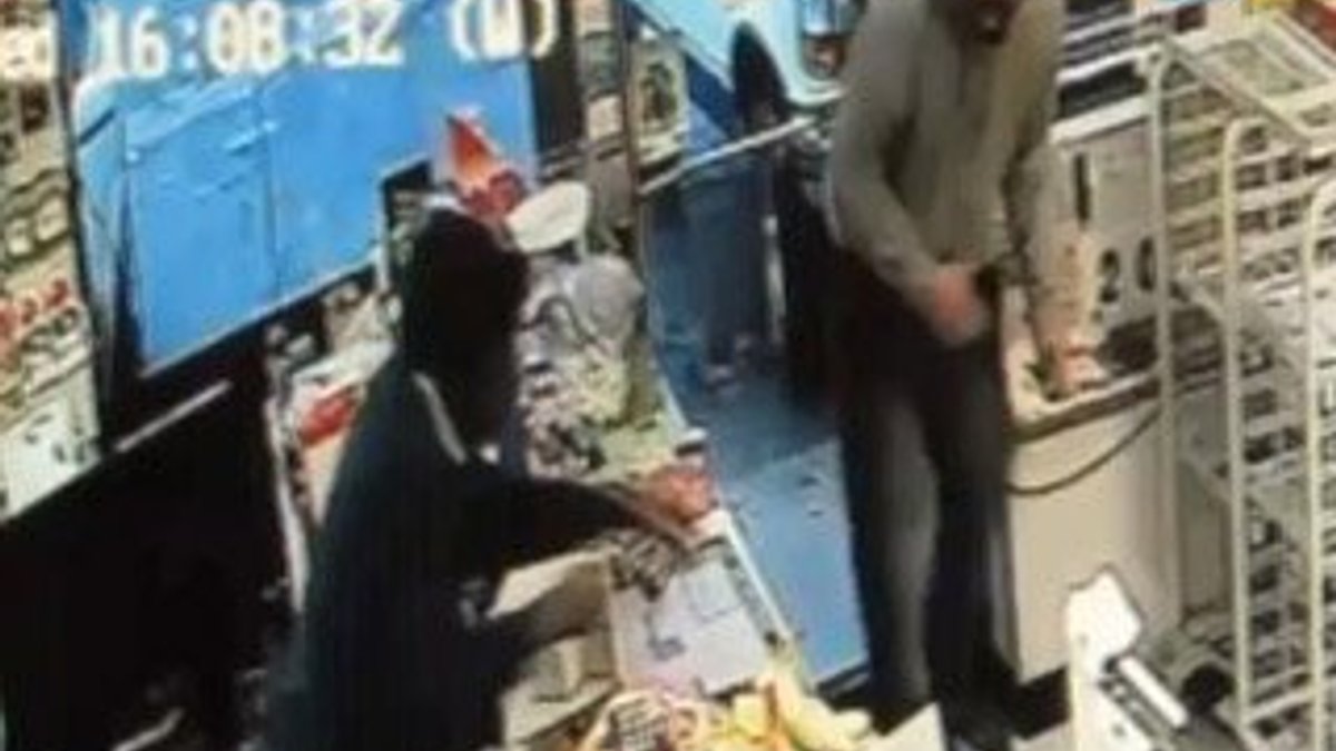 Market çalışanı bıçaklı soyguncuyu alt etti İZLE
