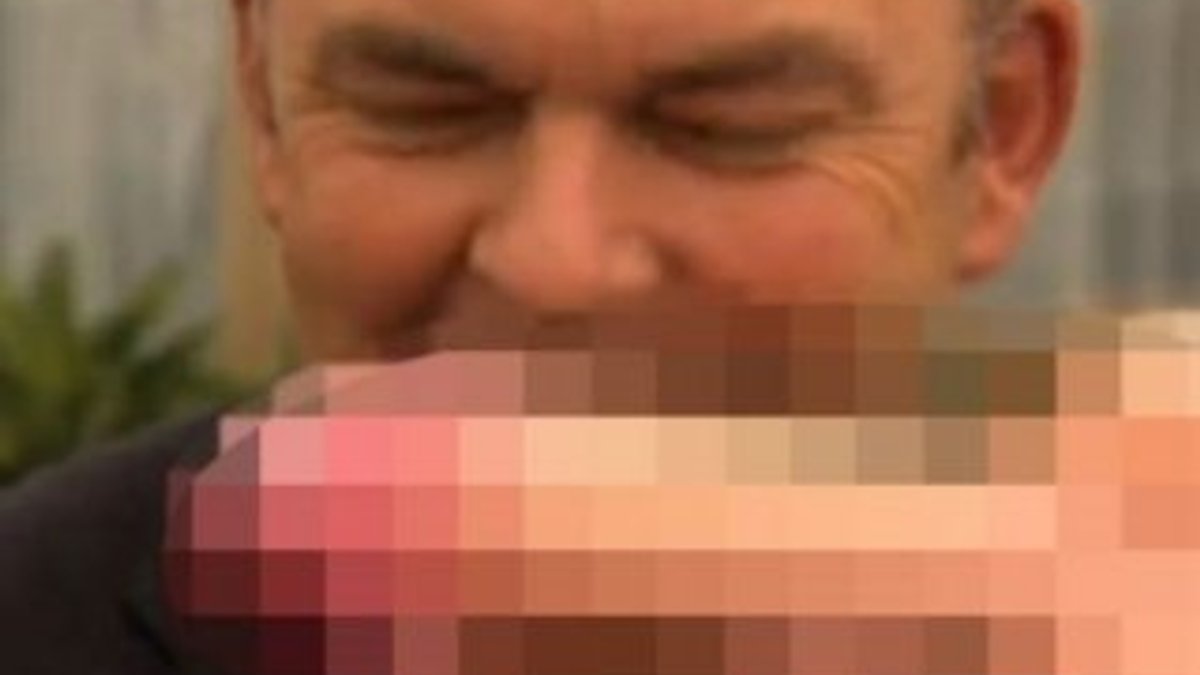 Yeni Zelanda Bakanı'nın suratına seks oyuncağı fırlatıldı