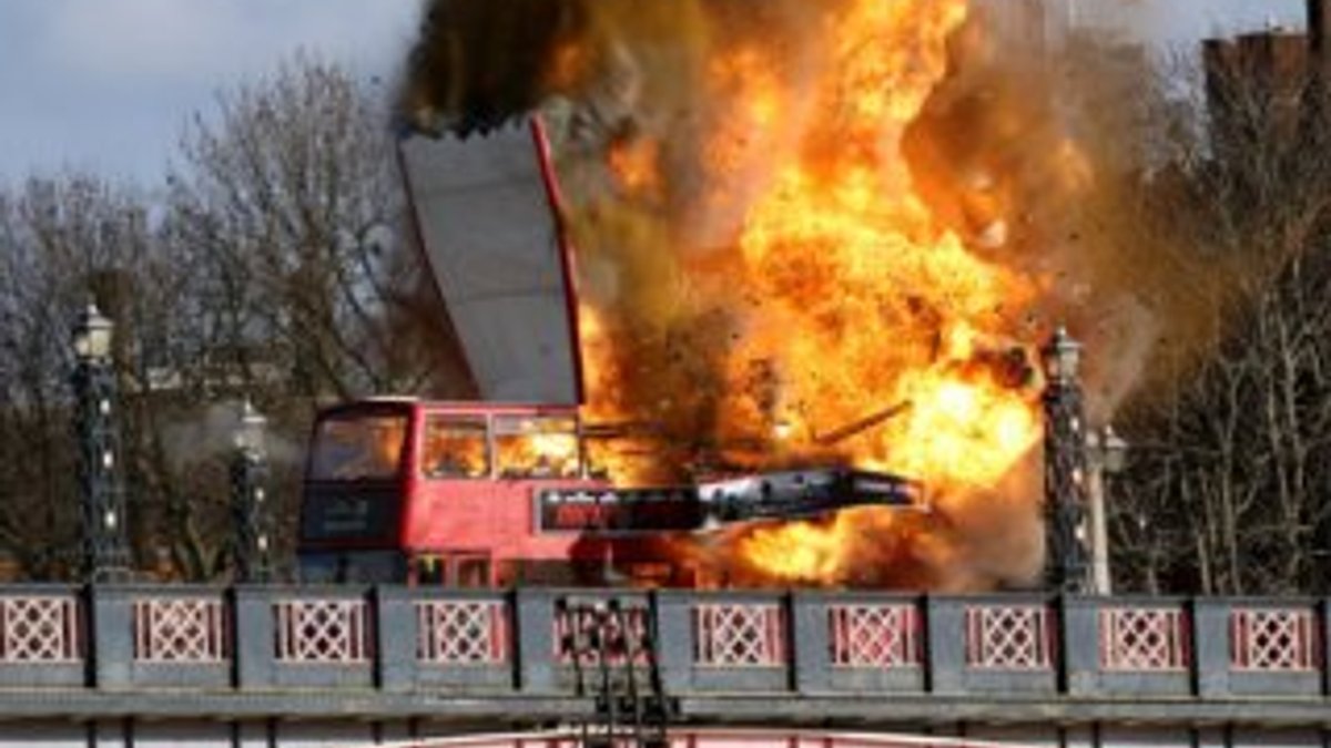 Londra'da film çekimi için patlatılan otobüs panik yarattı