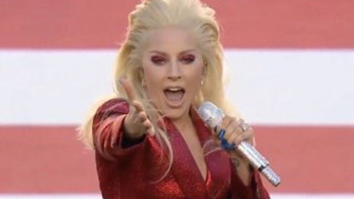 Lady Gaga Super Bowl'da ulusal marş söyledi