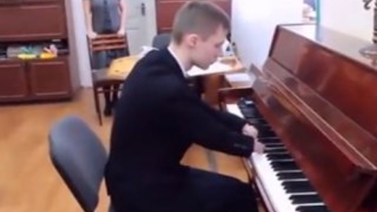 Elleri olmayan gencin piyano performansı İZLE