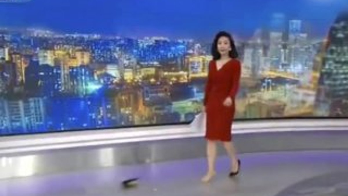 Çinli spikerin canlı yayında ayakkabısı fırladı