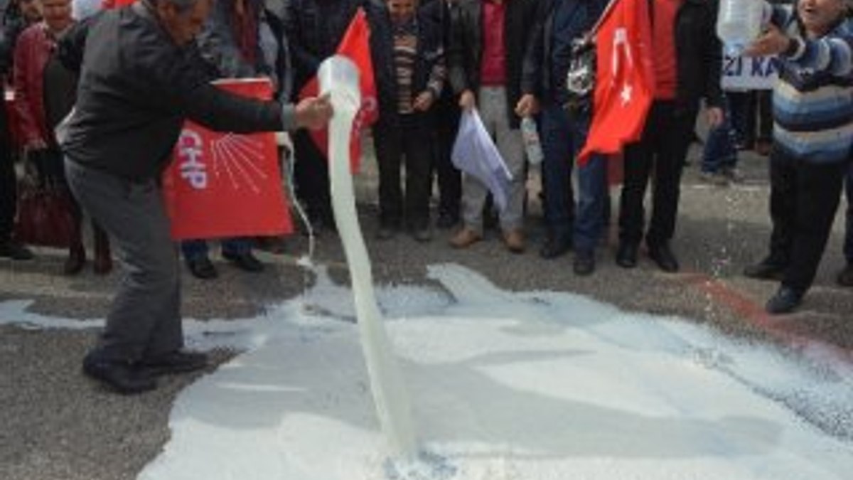 Balıkesir'de CHP'liler kilolarca sütü yere döktü