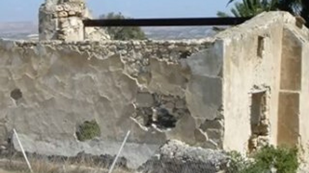 Güney Kıbrıs'ta tarihi cami kundaklandı
