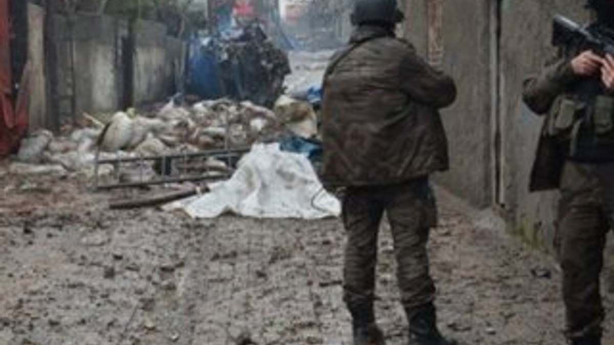 Diyarbakır'da 3 terörist teslim oldu