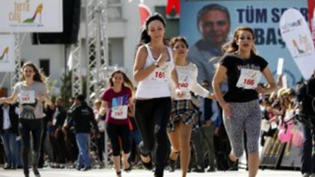 Antalyalı kadınlar topuklularla birinci olmak için koştu