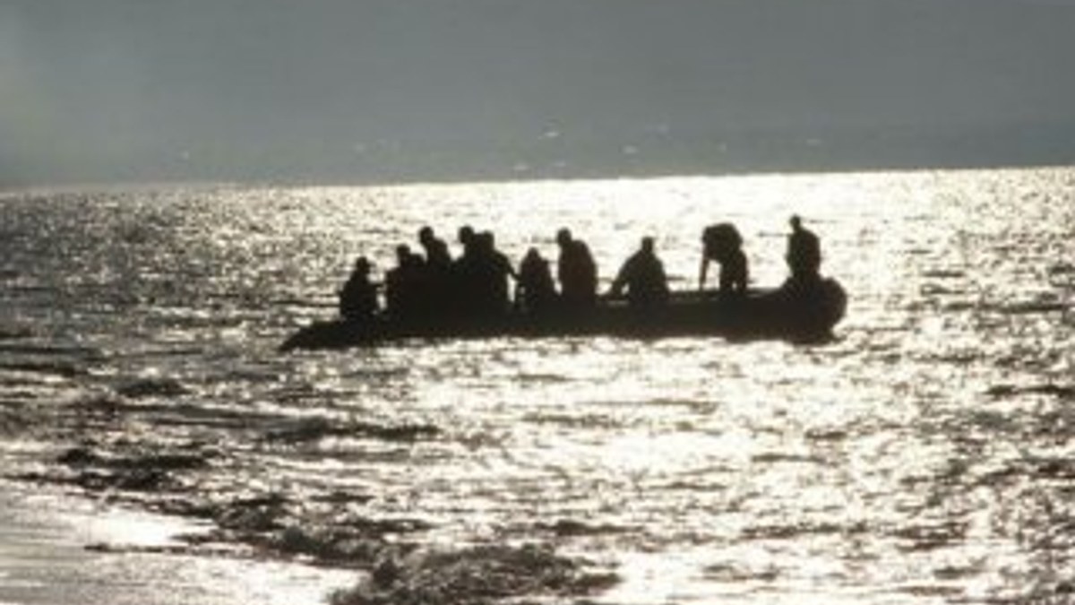 Ege'de mülteci teknesi battı: 8 kişi kayıp