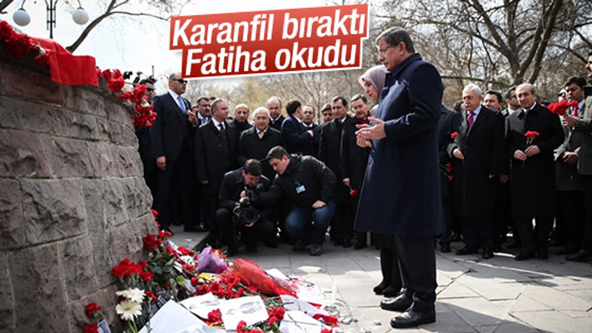 Davutoğlu Ankara saldırısının olduğu yere karanfil bıraktı
