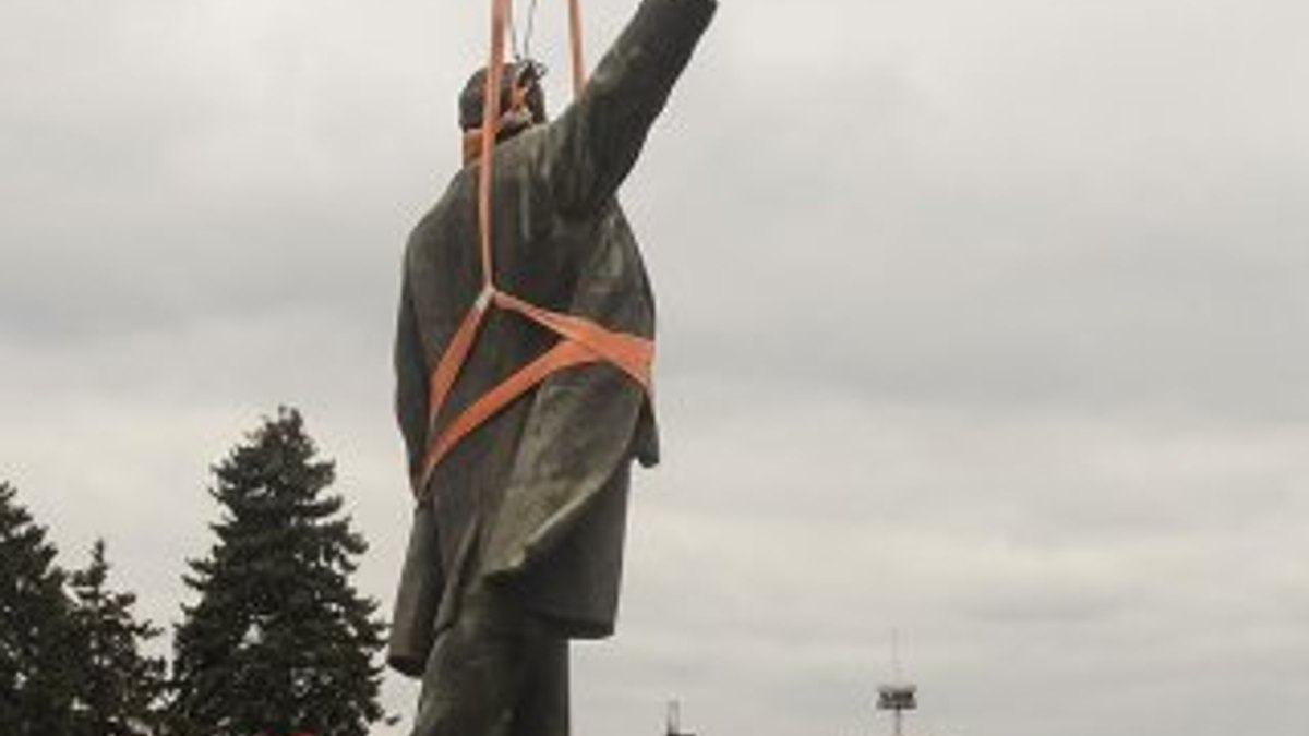 Ukrayna’nın en büyük Lenin heykeli söküldü