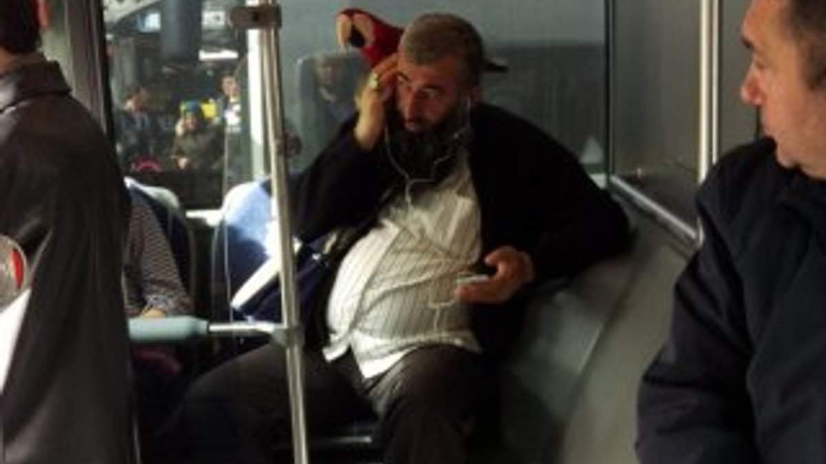 Metrobüse papağanla binen İstanbullu güldürdü