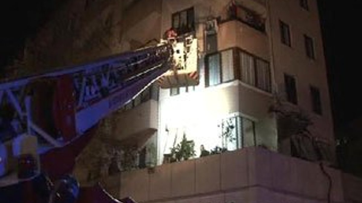 7 katlı binanın girişi çöktü: 40 kişi mahsur kaldı