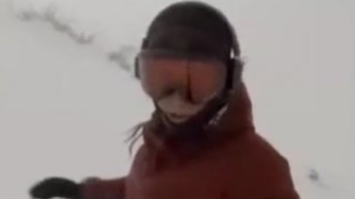 Snowboard yapan kadını ayı kovaladı İZLE