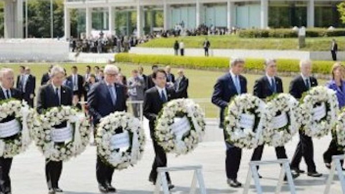 John Kerry Hiroşima Anıtı'na çelenk bıraktı