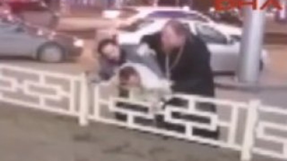 Rusya'da rahip sokak ortasında haçla adam dövdü İZLE