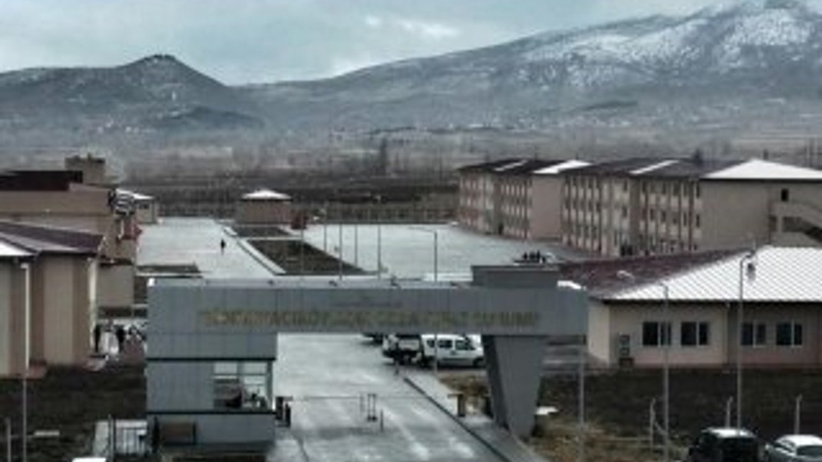 Amasya'da cezaevinin çatısı uçtu
