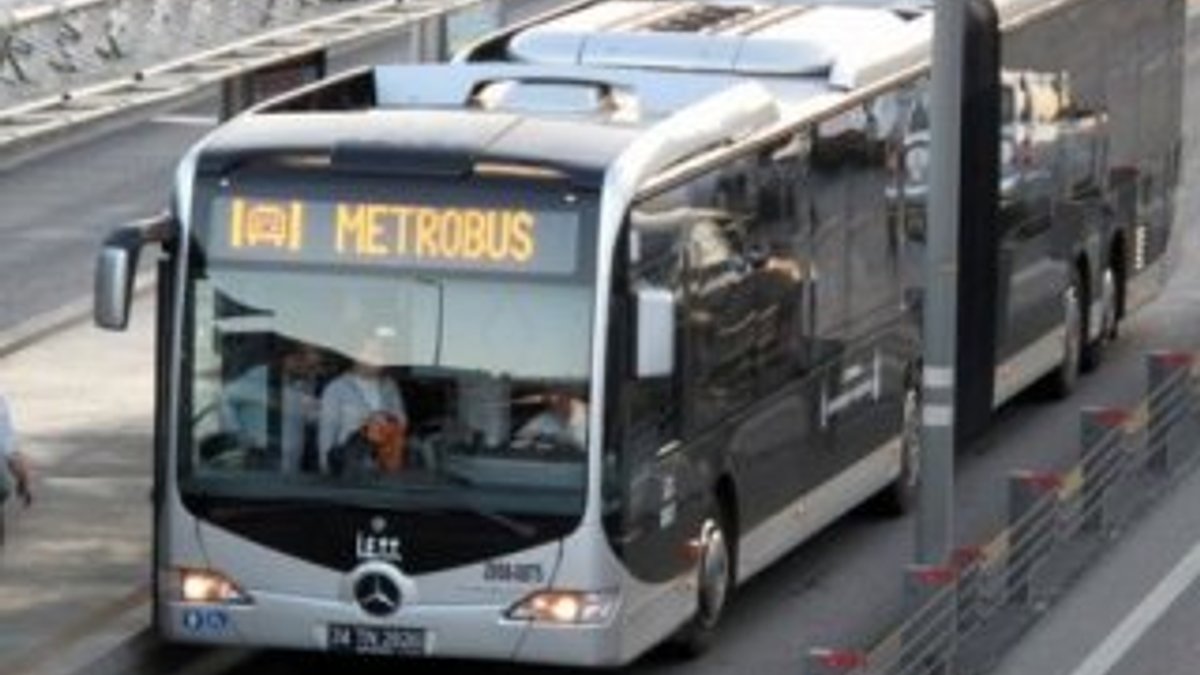 2 metrobüs çarpıştı: 4 yaralı