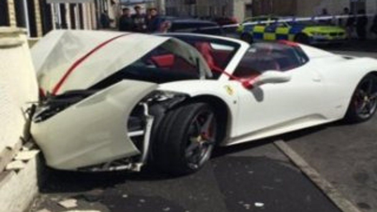 Düğün için kiraladığı Ferrari ile kaza yaptı