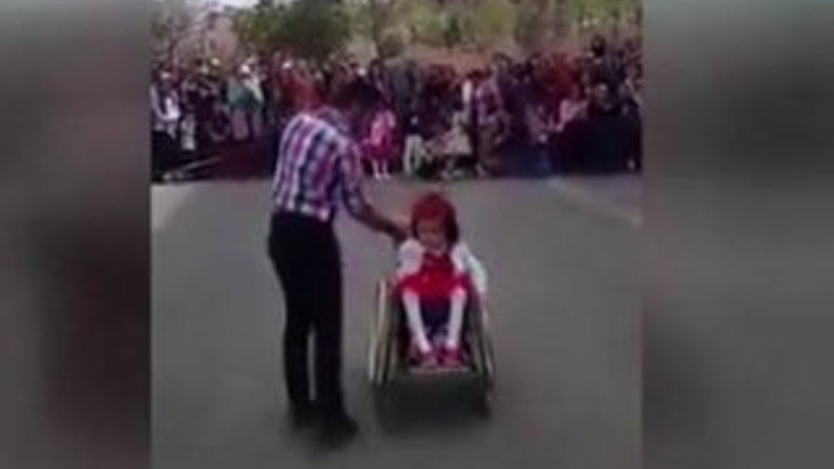 Engelli öğrencisiyle dans eden öğretmen takdir topladı