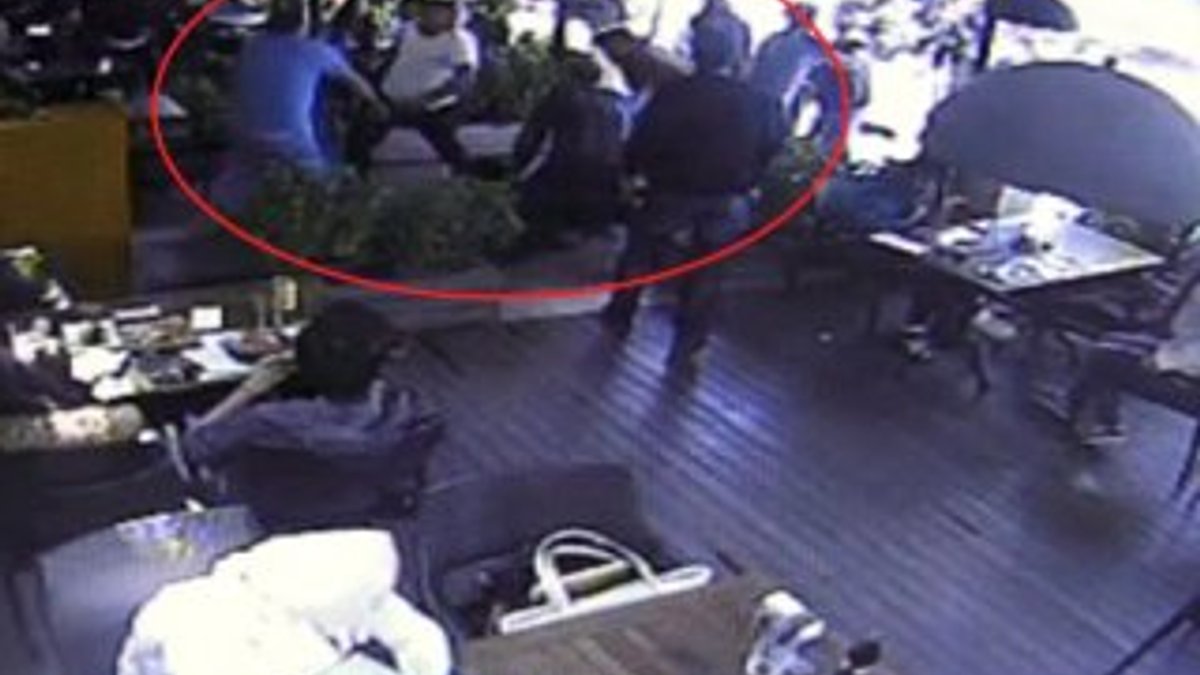 Kadıköy'de 10 kişi kafeyi bastı