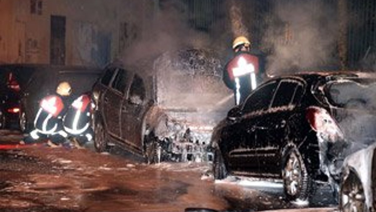 Fatih'te 6 araç kundaklandı