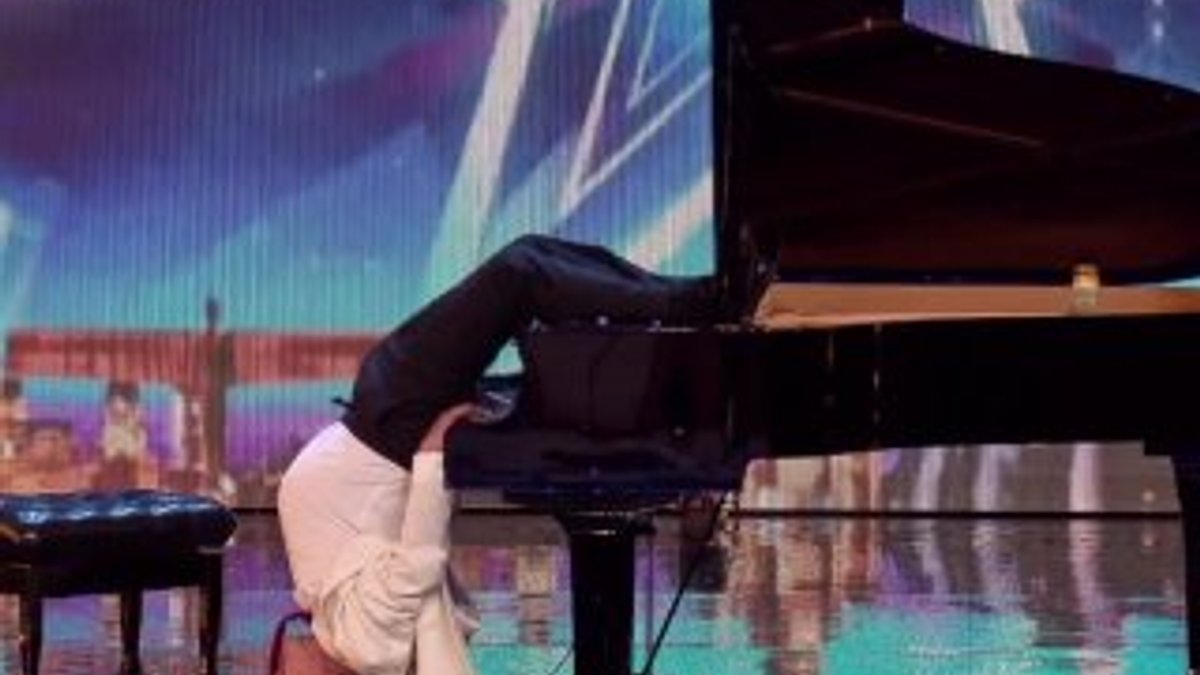İngiltere'de 68 yaşındaki adam baş aşağı piyano çaldı
