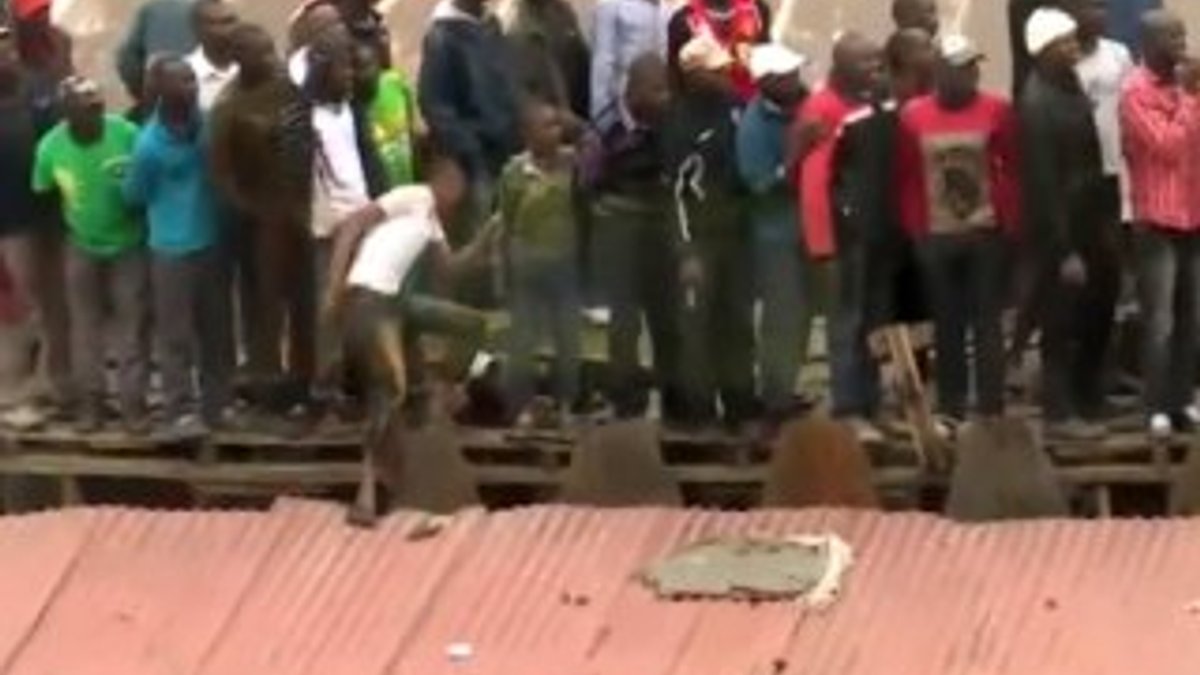 Kenya'da 40 kişi çatı çökünce aşağı düştü