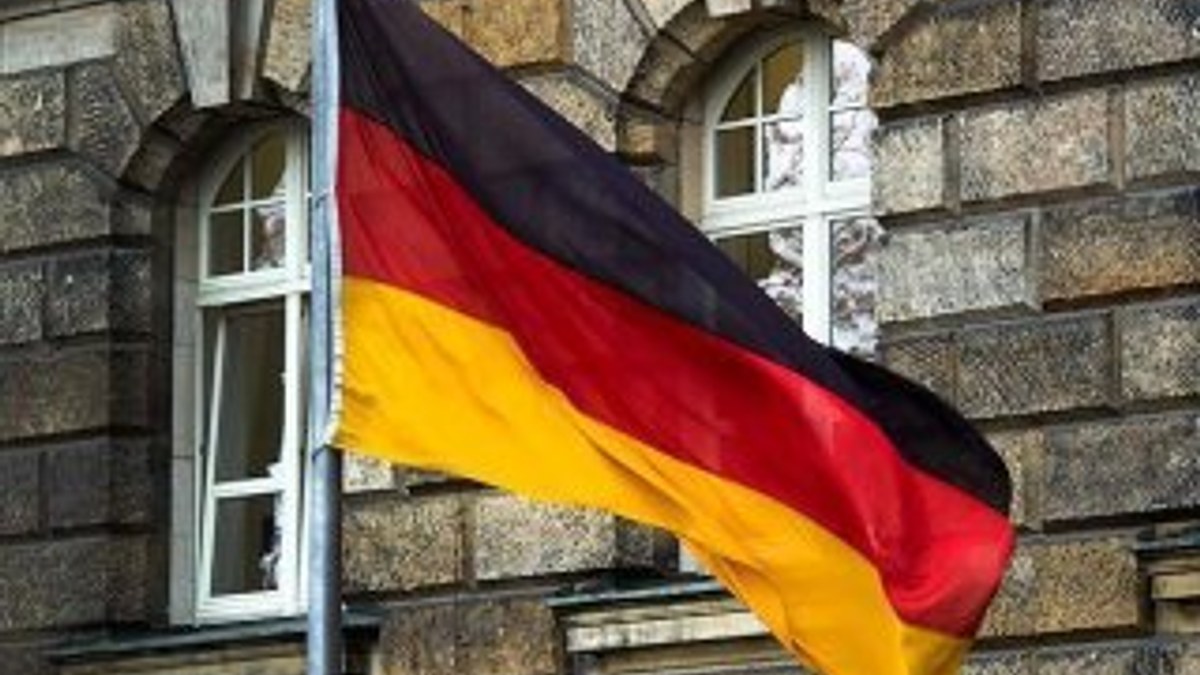 Polise direnen Alman gazeteciler gözaltına alındı