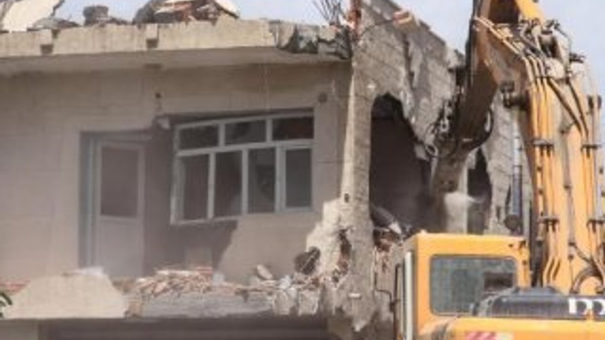 İdil'de hasar gören evlerin yıkımına başlandı